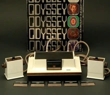 Console de jeu Magnavox Odyssey branchée sur un téléviseur