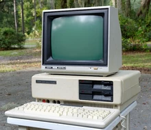 Ordinateur Tandy 1000 avec écran et unité centrale