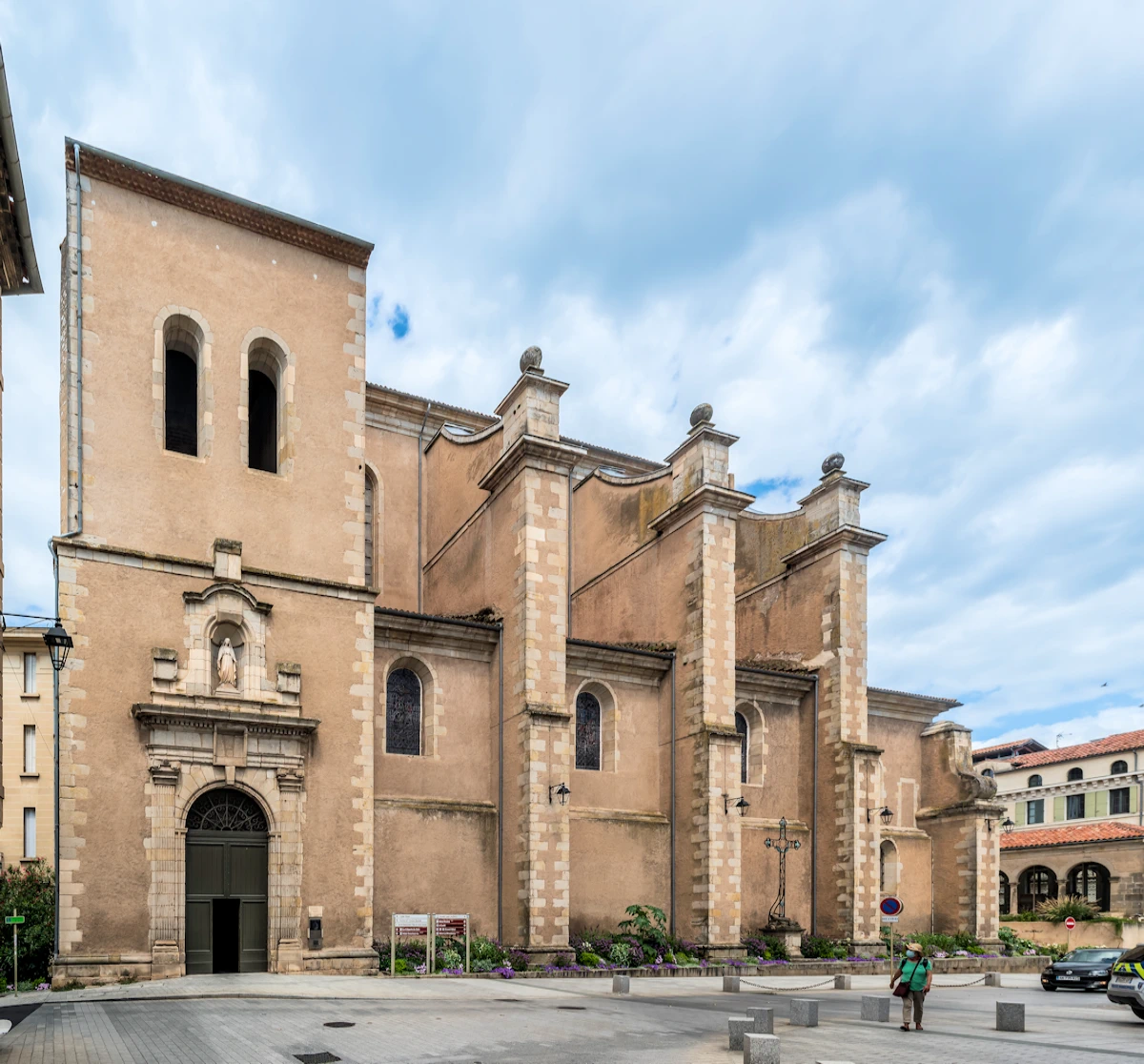 Façade de la cathédrale de Castres vue de face