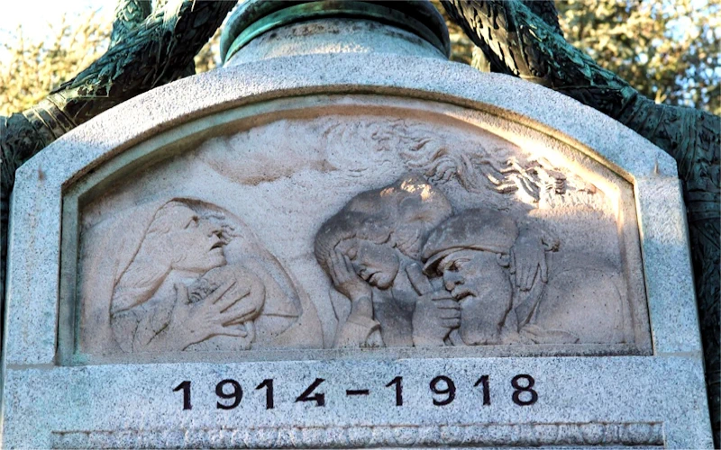 Urne funéraire en bronze au sommet